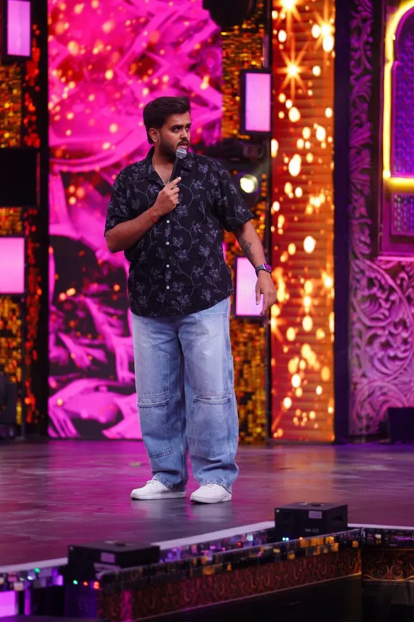 Floor Direction & Host Interlocking. Directing live talent timing, teleprompter pace, and floor switching., Utkarsh Jayesh Suratwala